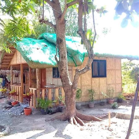 Traditional Filipino Transient House And Huts Near 100 Islands Wharf Alaminos Esterno foto