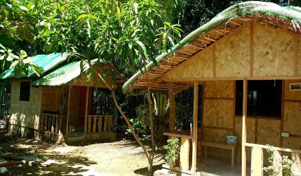 Traditional Filipino Transient House And Huts Near 100 Islands Wharf Alaminos Esterno foto